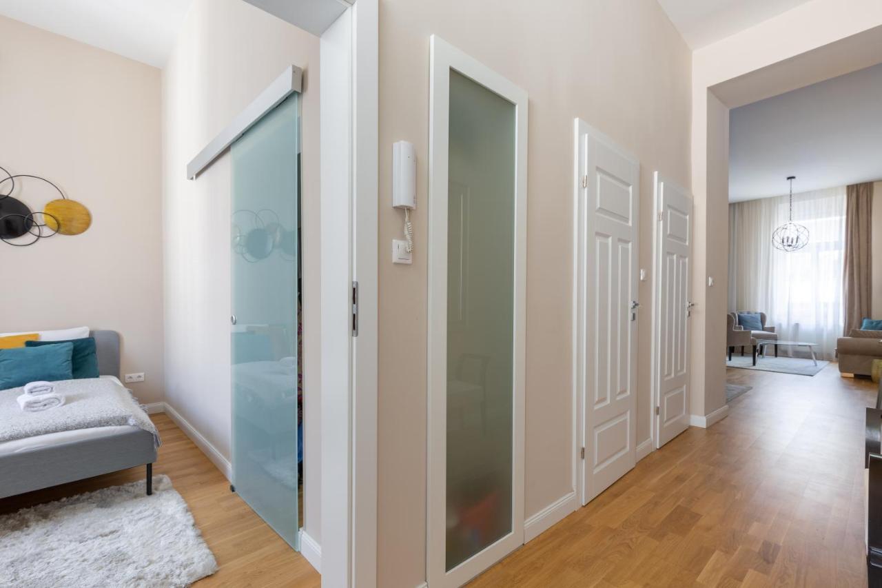 Lovely 2-Bedroom Apartment At The Vaci Street Budapeste Exterior foto