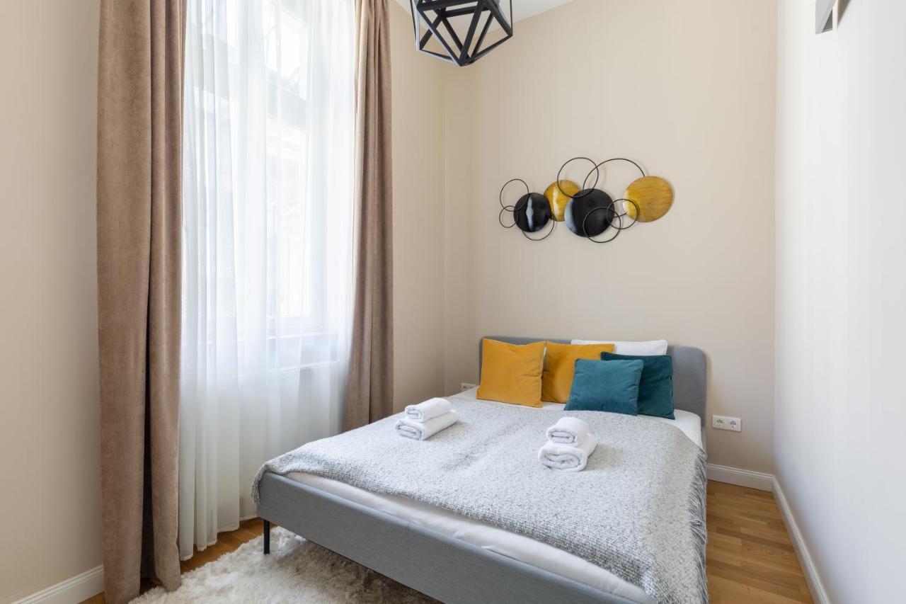 Lovely 2-Bedroom Apartment At The Vaci Street Budapeste Exterior foto