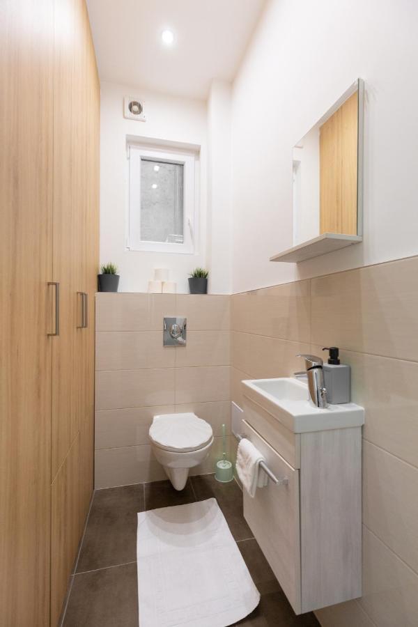 Lovely 2-Bedroom Apartment At The Vaci Street Budapeste Exterior foto